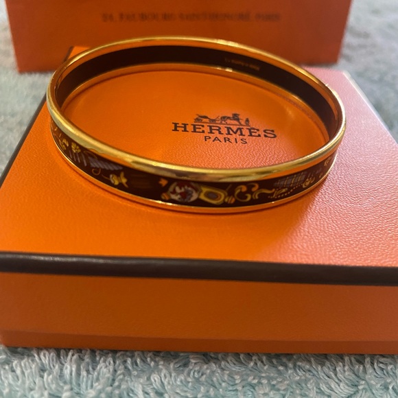 Hermes Perfume Bottle design bangle in gold. - Picture 3 of 7